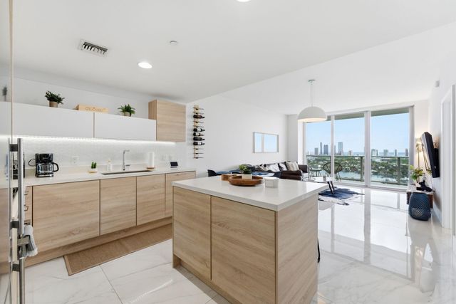 16385 Biscayne Boulevard 2516, North Miami Beach, FL 33160
