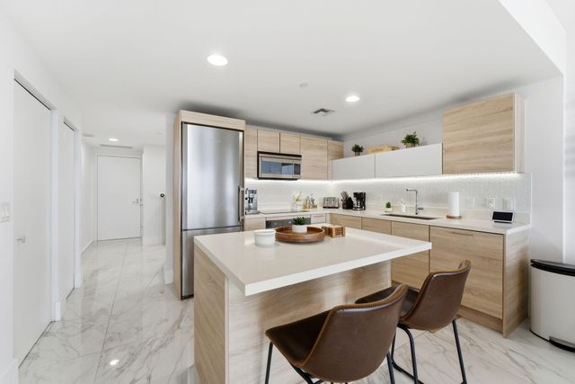 16385 Biscayne Boulevard 2516, North Miami Beach, FL 33160