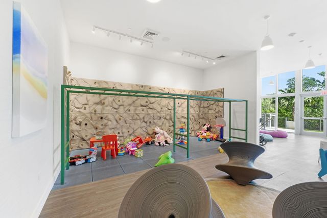 16385 Biscayne Boulevard 2516, North Miami Beach, FL 33160
