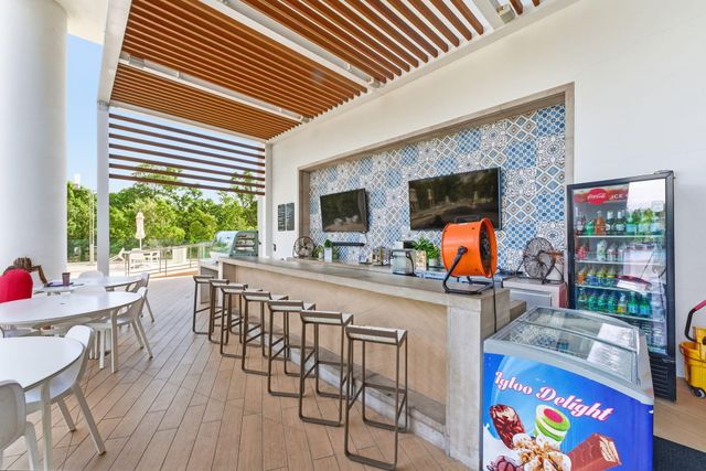16385 Biscayne Boulevard 2516, North Miami Beach, FL 33160