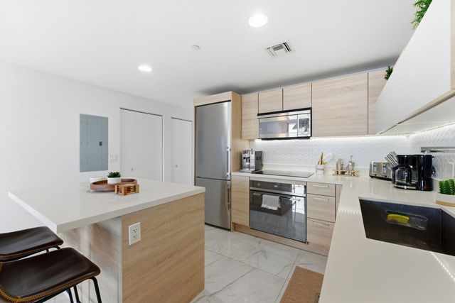 16385 Biscayne Boulevard 2516, North Miami Beach, FL 33160