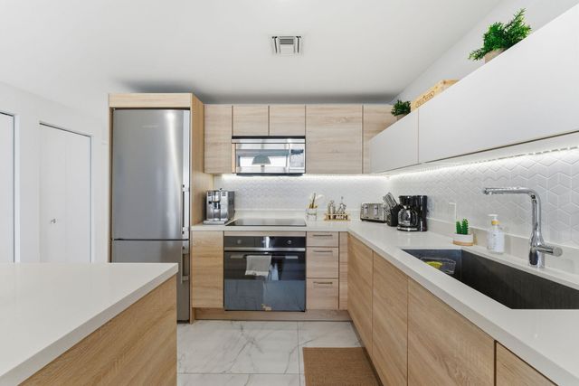16385 Biscayne Boulevard 2516, North Miami Beach, FL 33160
