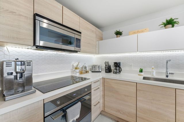 16385 Biscayne Boulevard 2516, North Miami Beach, FL 33160