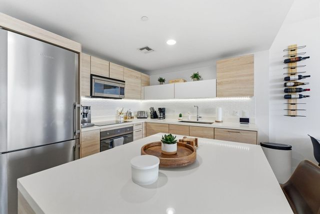 16385 Biscayne Boulevard 2516, North Miami Beach, FL 33160