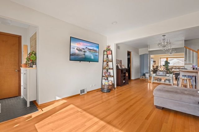 1907 Suffolk Avenue, Westchester, IL 60154