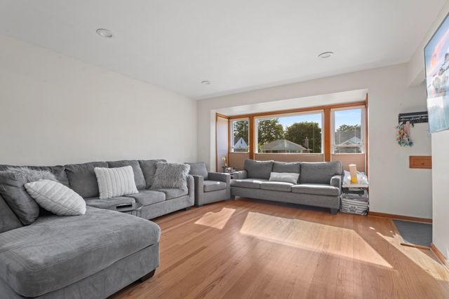 1907 Suffolk Avenue, Westchester, IL 60154