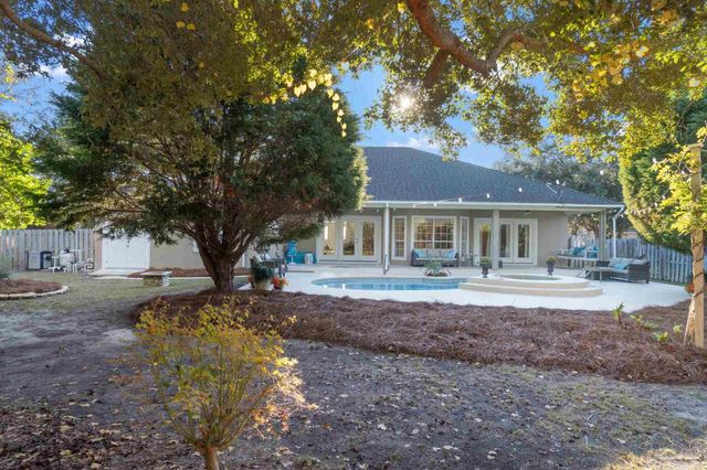 1196 Mary Lou Ln, Gulf Breeze, FL 32563