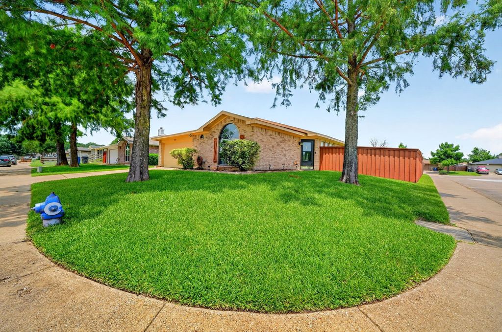 9339 CRIMNSON Court, Dallas, TX 75217