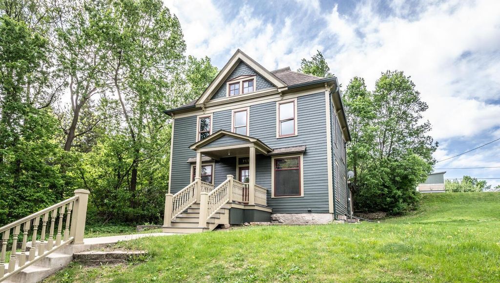 711 2nd Street W, Northfield, MN 55057