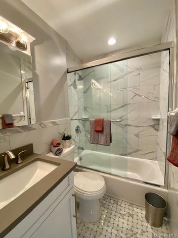 40 Westwood Drive 51, Westbury, NY 11590