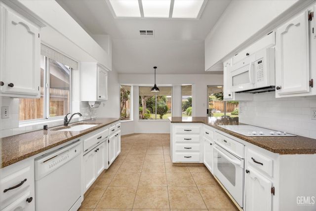 13912 Las Entradas, Bakersfield, CA 93314