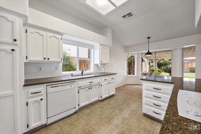 13912 Las Entradas, Bakersfield, CA 93314