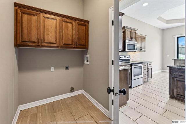10619 Hillcrest Drive, La Vista, NE 68128