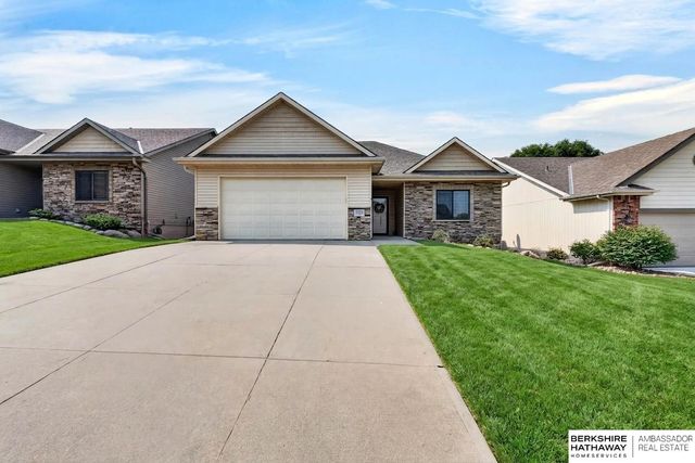 10619 Hillcrest Drive, La Vista, NE 68128