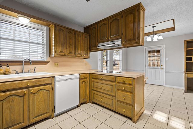 1111 ASHBOURNE LN., Longview, TX 75605