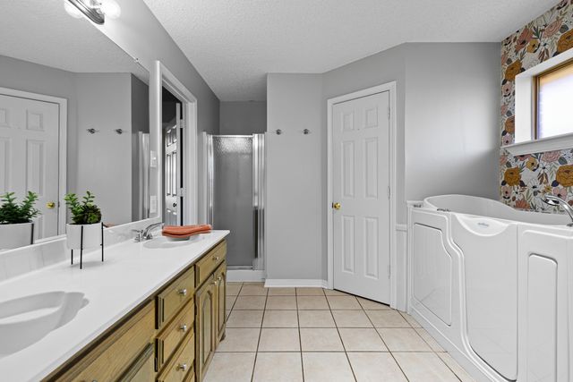 1111 ASHBOURNE LN., Longview, TX 75605