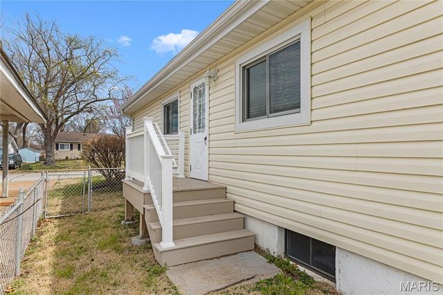 704 Village Square Drive, Hazelwood, MO 63042