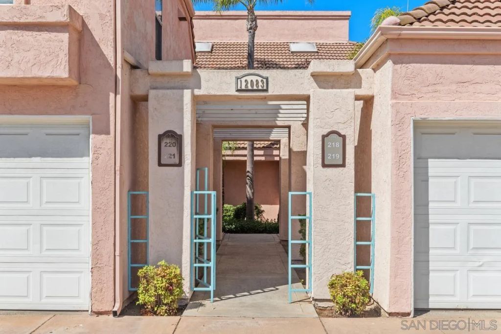 12083 Calle de Montana 219, El Cajon, CA 92019