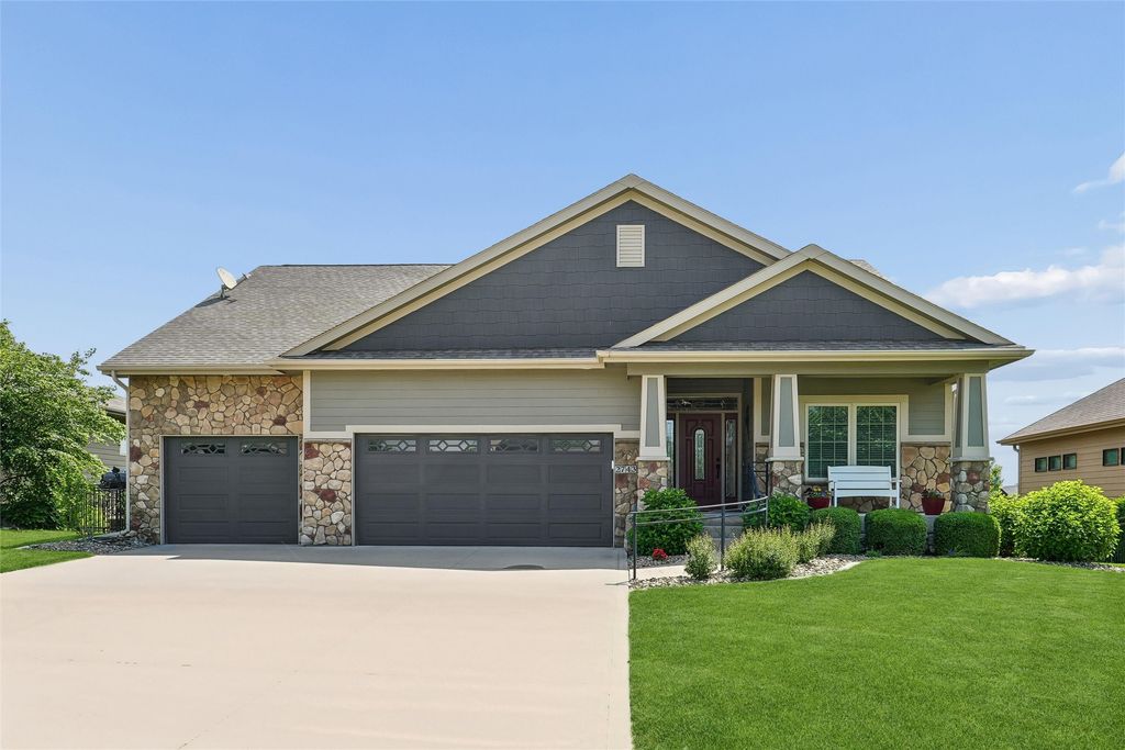2743 NW 167th Court, Clive, IA 50325