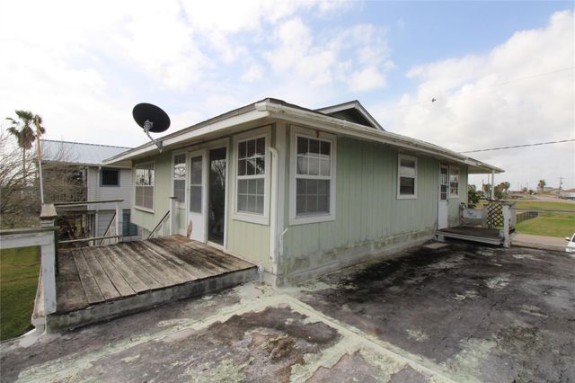 107 Admiral Lane, Freeport, TX 77541