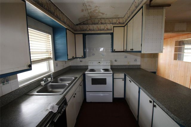 107 Admiral Lane, Freeport, TX 77541