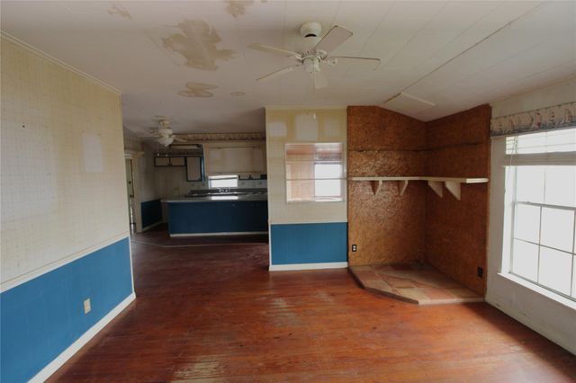 107 Admiral Lane, Freeport, TX 77541