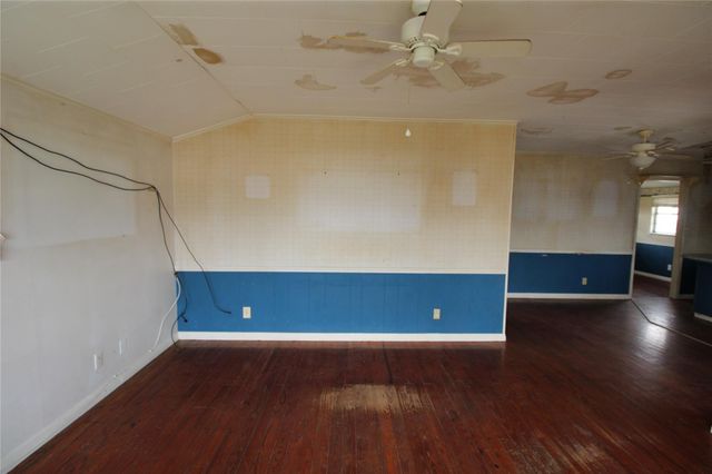 107 Admiral Lane, Freeport, TX 77541