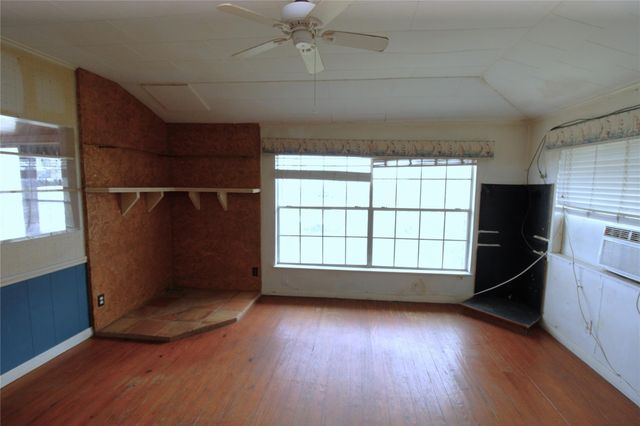 107 Admiral Lane, Freeport, TX 77541