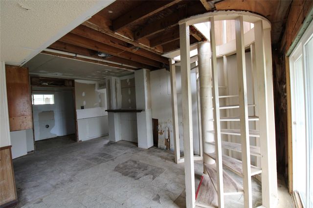 107 Admiral Lane, Freeport, TX 77541