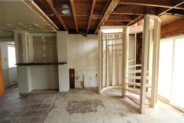 107 Admiral Lane, Freeport, TX 77541