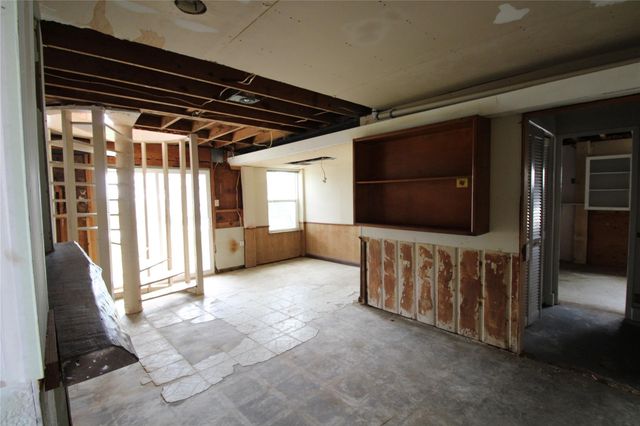 107 Admiral Lane, Freeport, TX 77541