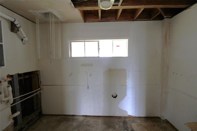 107 Admiral Lane, Freeport, TX 77541