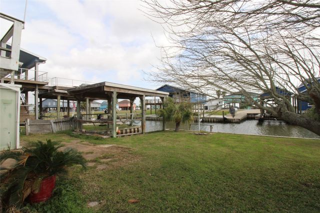 107 Admiral Lane, Freeport, TX 77541