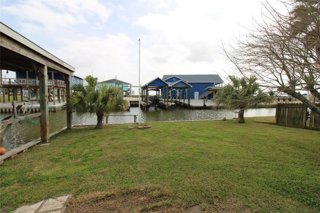 107 Admiral Lane, Freeport, TX 77541