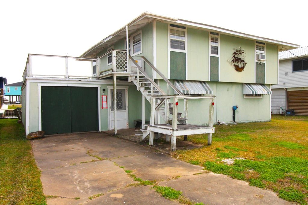 107 Admiral Lane, Freeport, TX 77541