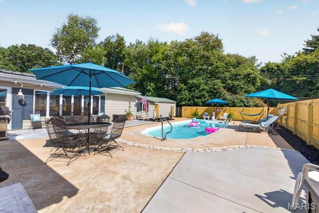 2517 Trossock Lane, St Louis, MO 63122