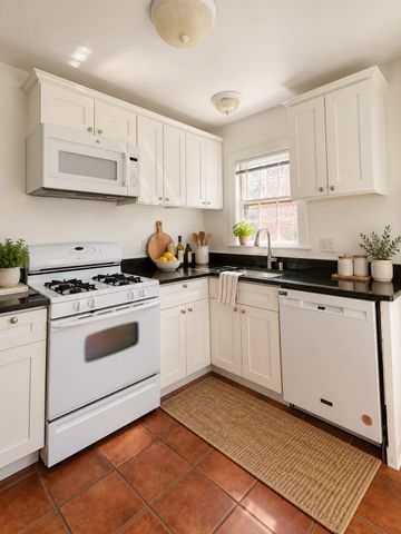5 Garden Ct 1, Cambridge, MA 02138