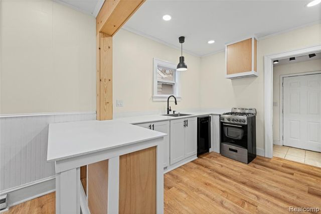 50 E Hayes Avenue, Hazel Park, MI 48030