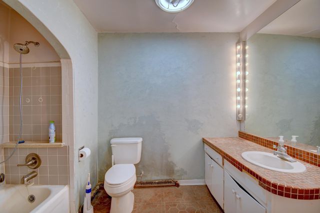 2440 Campbell Road NW, Albuquerque, NM 87104