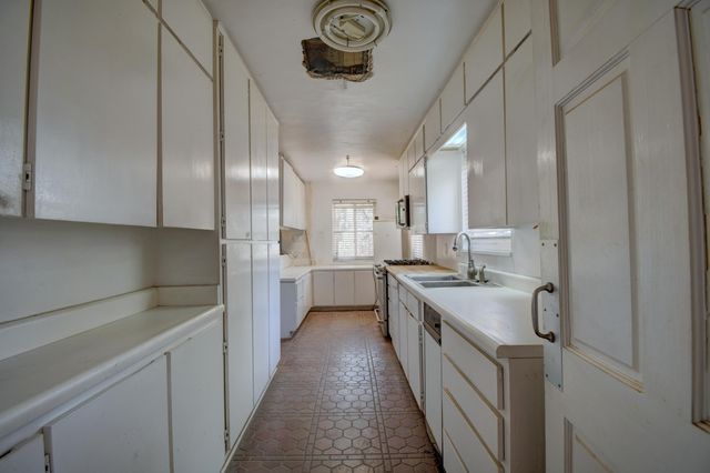 2440 Campbell Road NW, Albuquerque, NM 87104