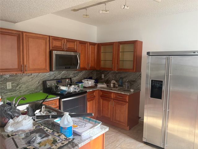 11992 NW 11th St 11992, Pembroke Pines, FL 33026