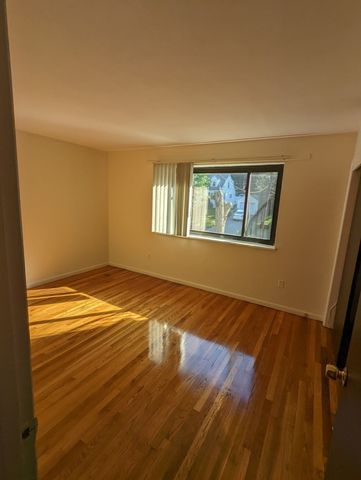 202 Central 6, Stoneham, MA 02180