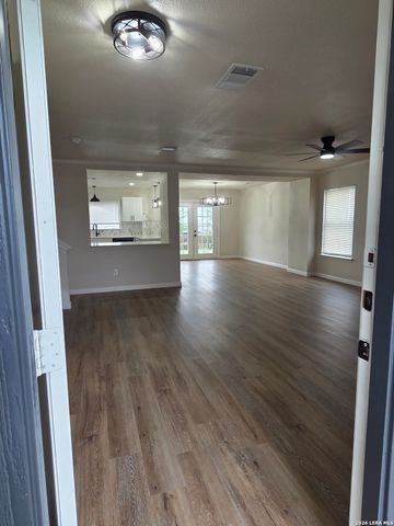 8002 CHESTNUT CAPE DR, Converse, TX 78109