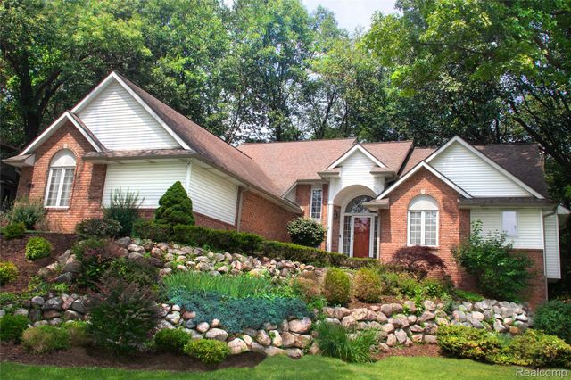 7781 Partridge Hill Drive, Hamburg Township, MI 48116