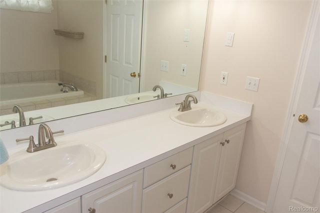7781 Partridge Hill Drive, Hamburg Township, MI 48116
