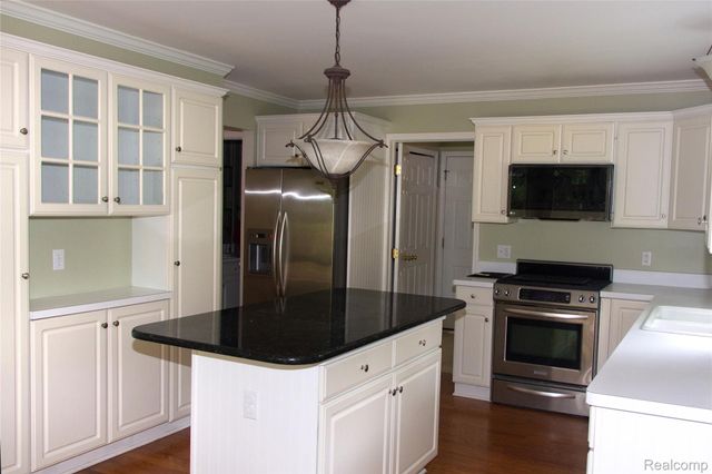 7781 Partridge Hill Drive, Hamburg Township, MI 48116