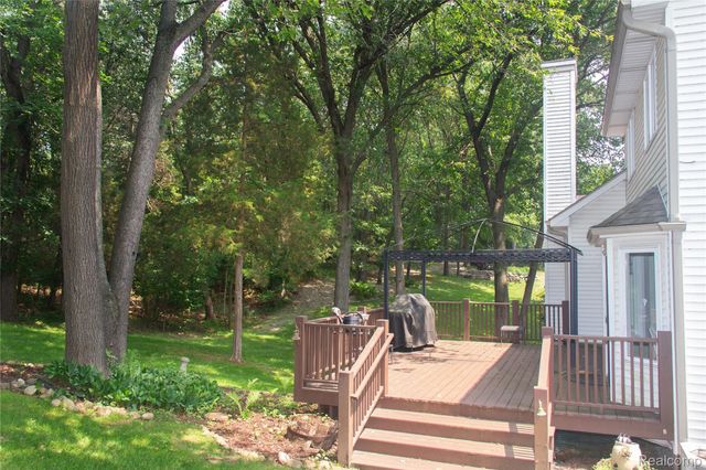 7781 Partridge Hill Drive, Hamburg Township, MI 48116