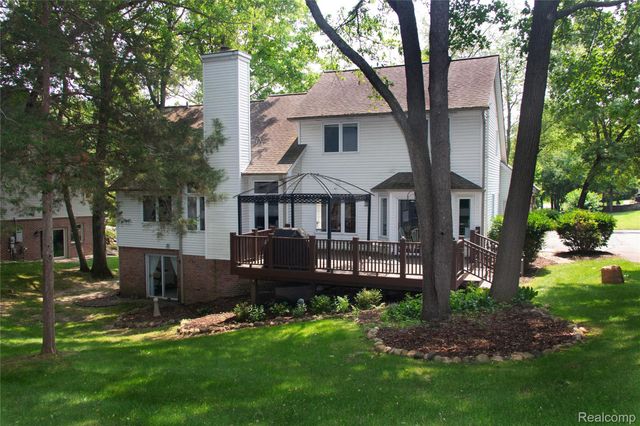 7781 Partridge Hill Drive, Hamburg Township, MI 48116