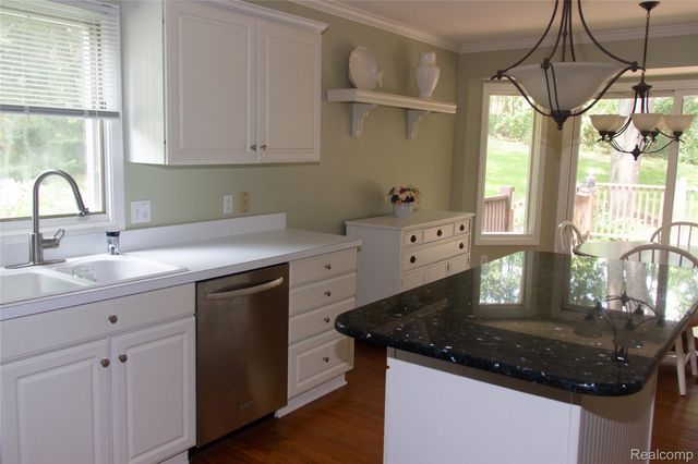 7781 Partridge Hill Drive, Hamburg Township, MI 48116