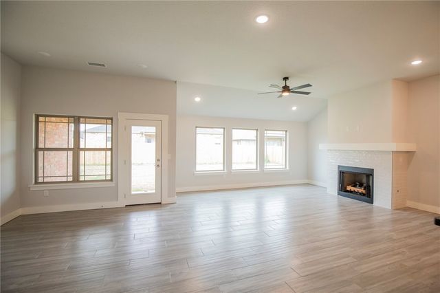 1029 Autumn Royal Lane, Lowell, AR 72745